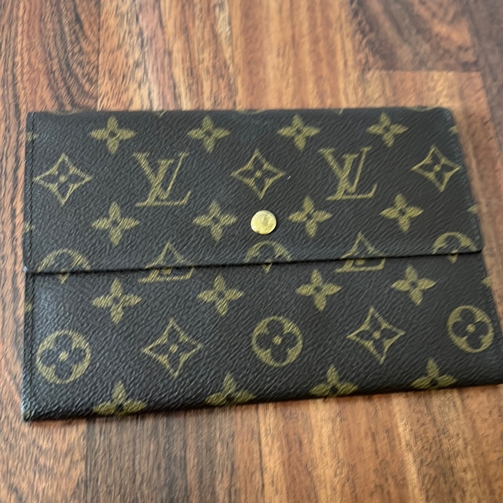 Lv passport long wallet